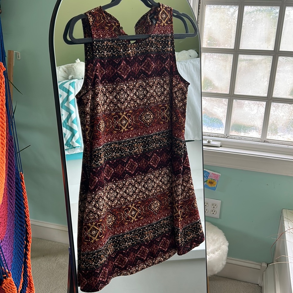 Pattern sleeveless maroon burgundy shirt dress